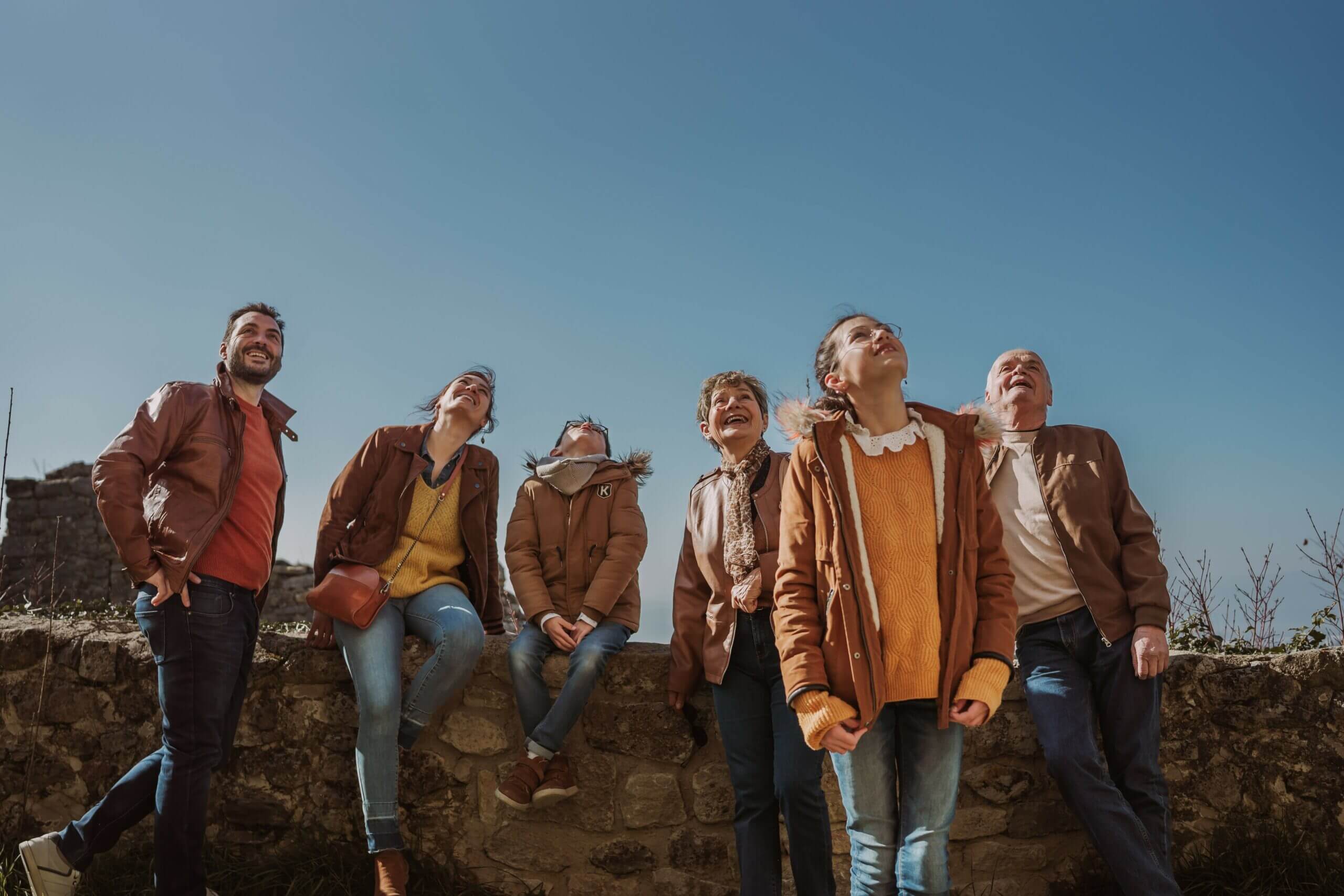 séance photo en famille sous le ciel bleu