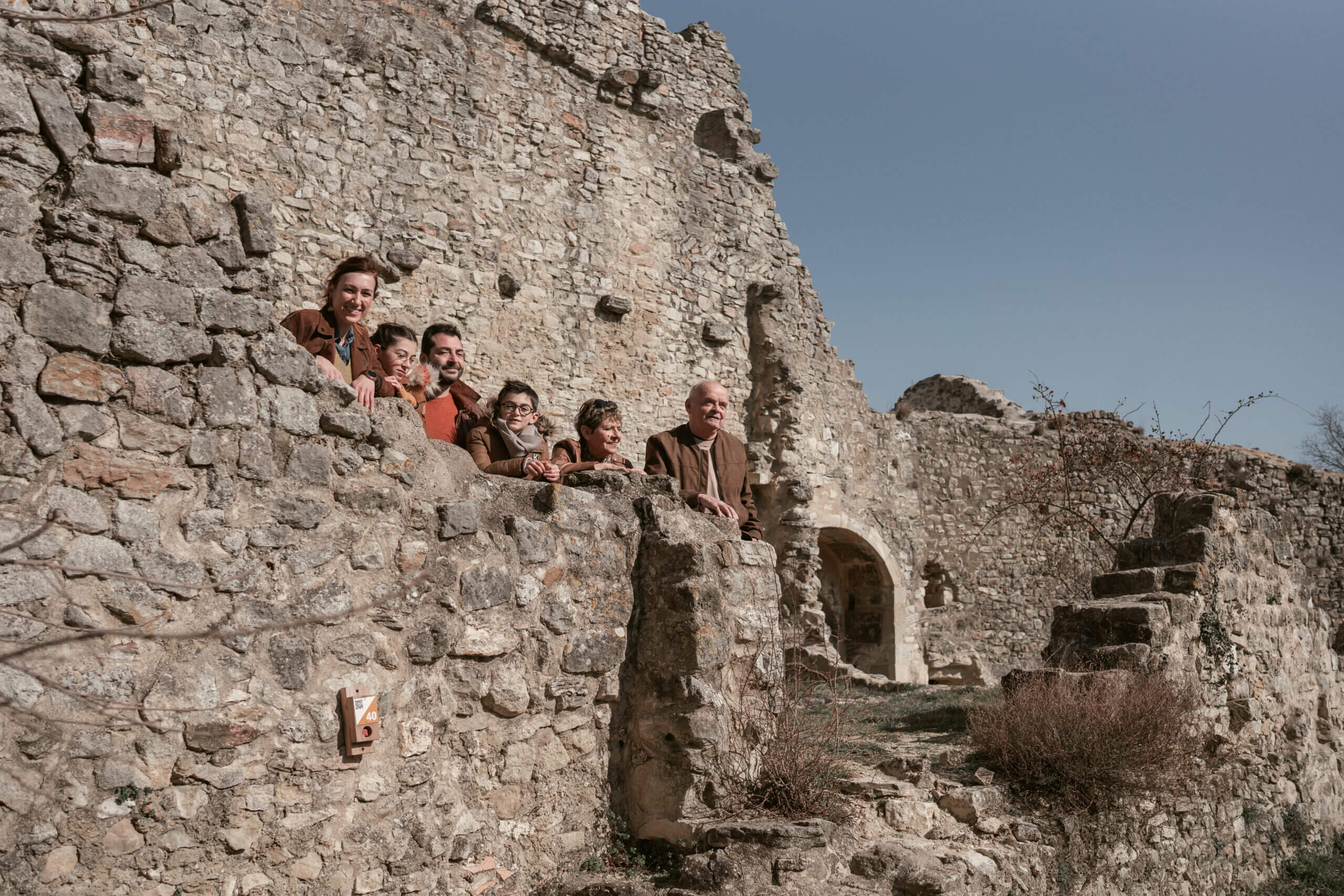 photo de famille dans les ruines