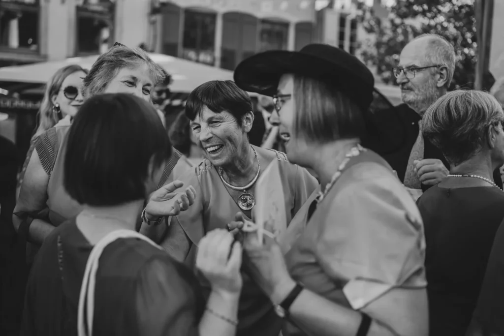 photo des invités à la sortie du mariage