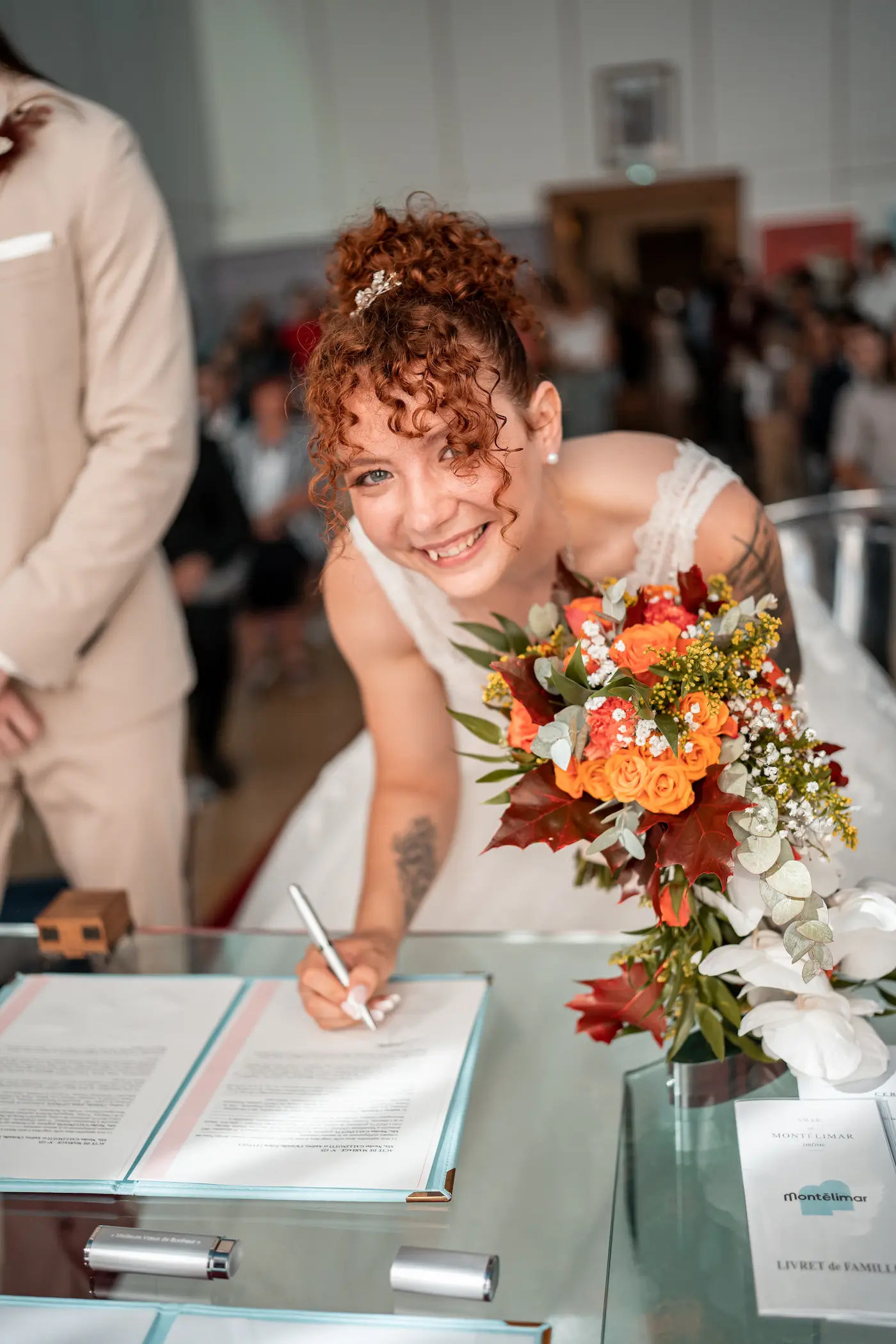 la mariée signe son contrat de mariage