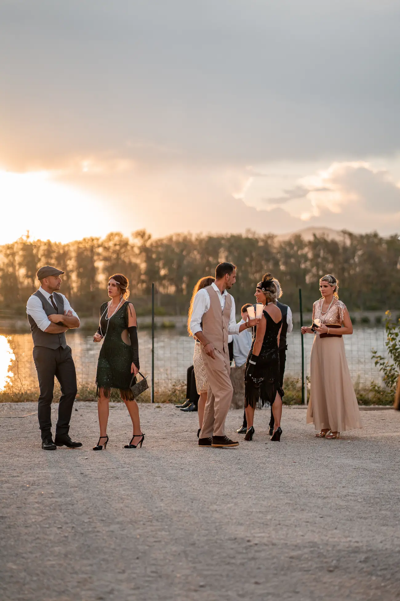 invités déguisés au vin d'honneur avec coucher de soleil