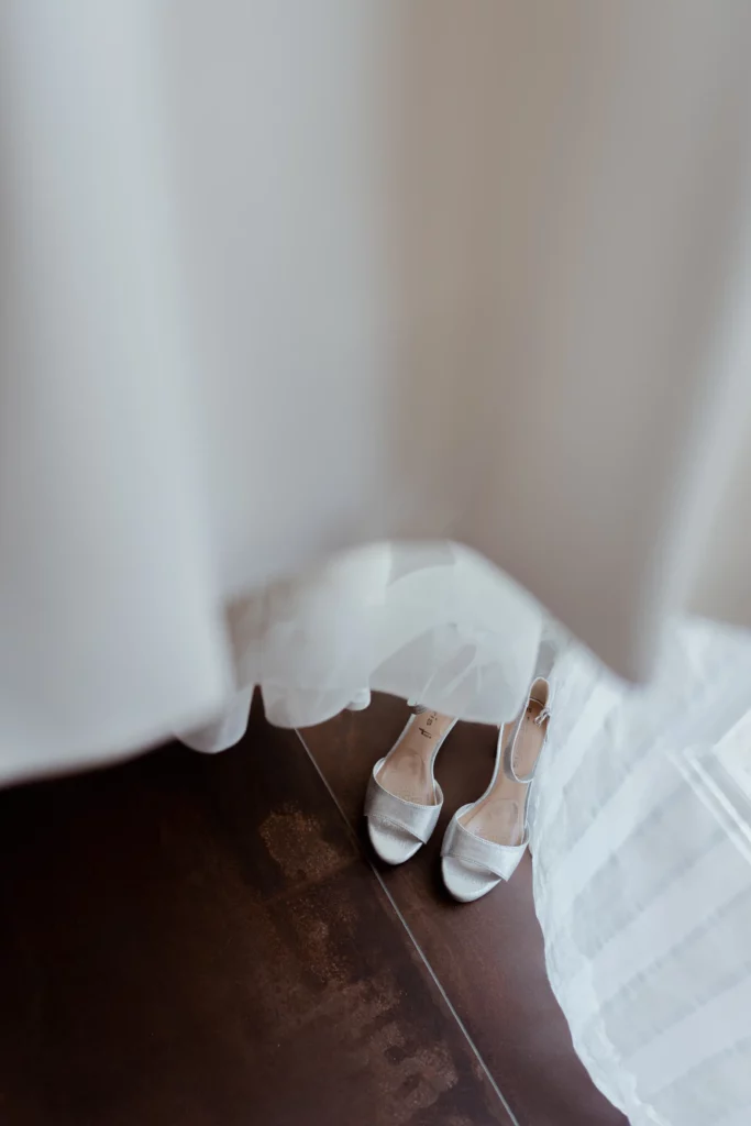 chaussure et robe de la mariée