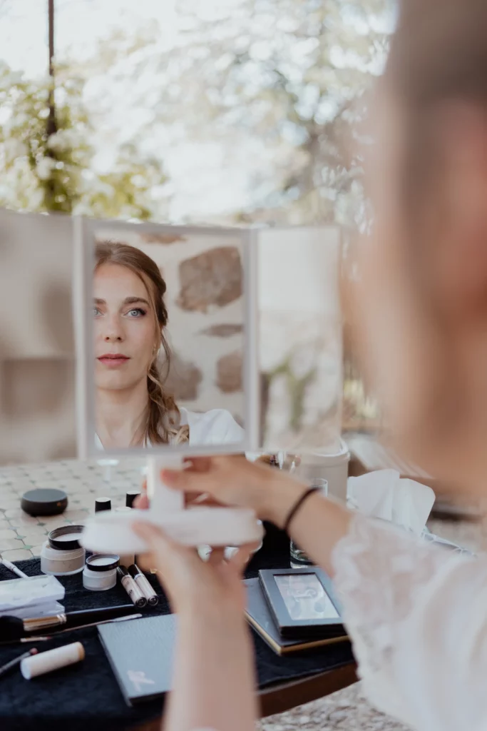 maquillage de la mariée lors de ses préparatifs