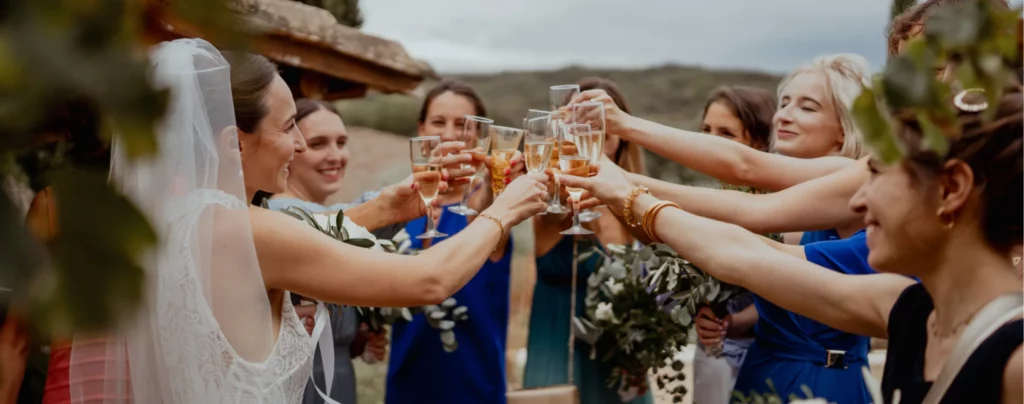 coupe de champagne entre mariée et témoins