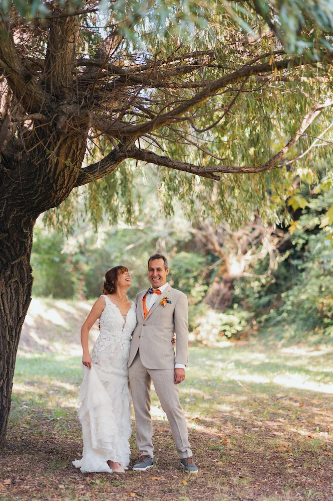 photo de couple sous un arbre