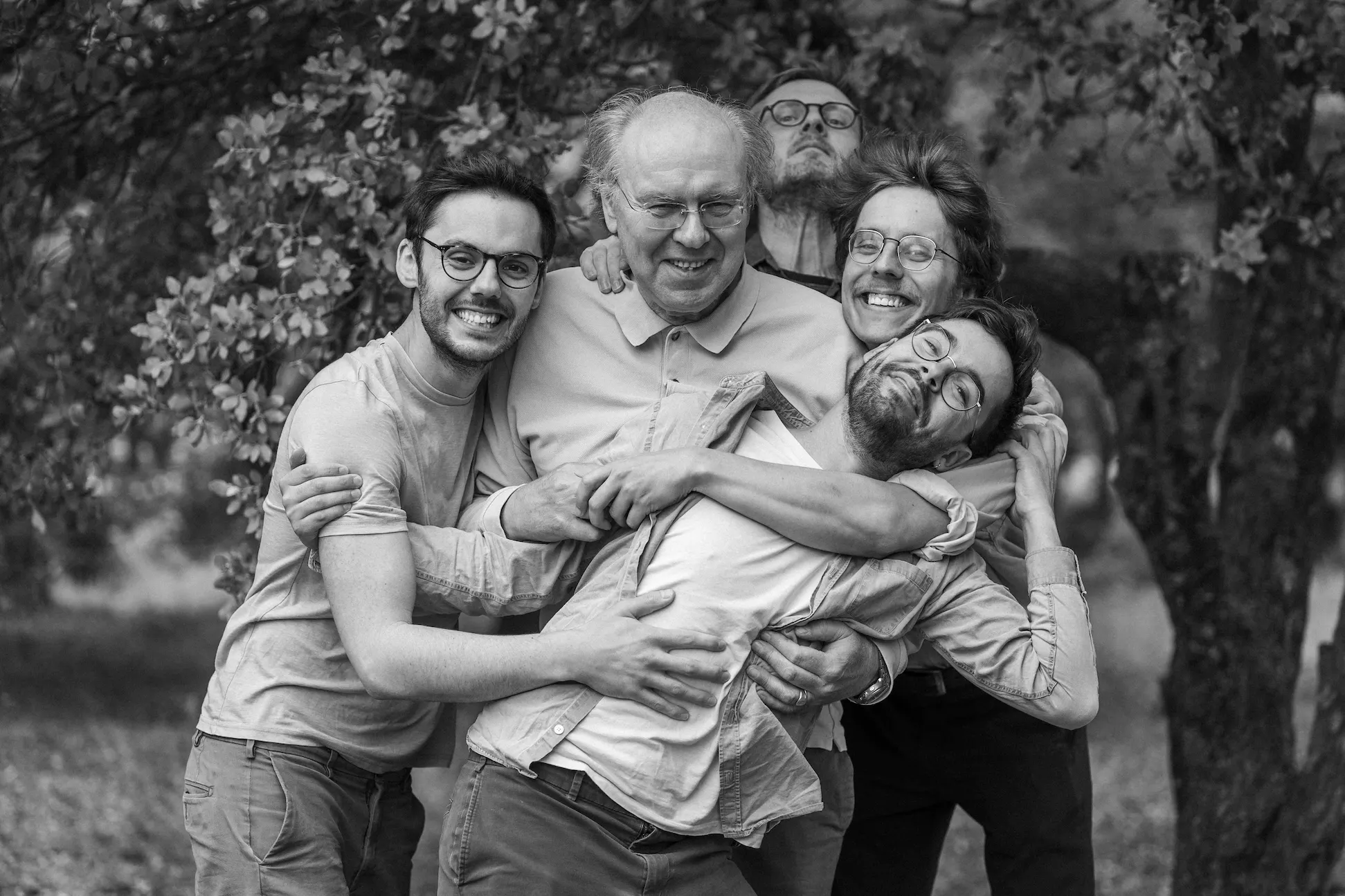 photo de famille naturelle et authentique en noir et blanc