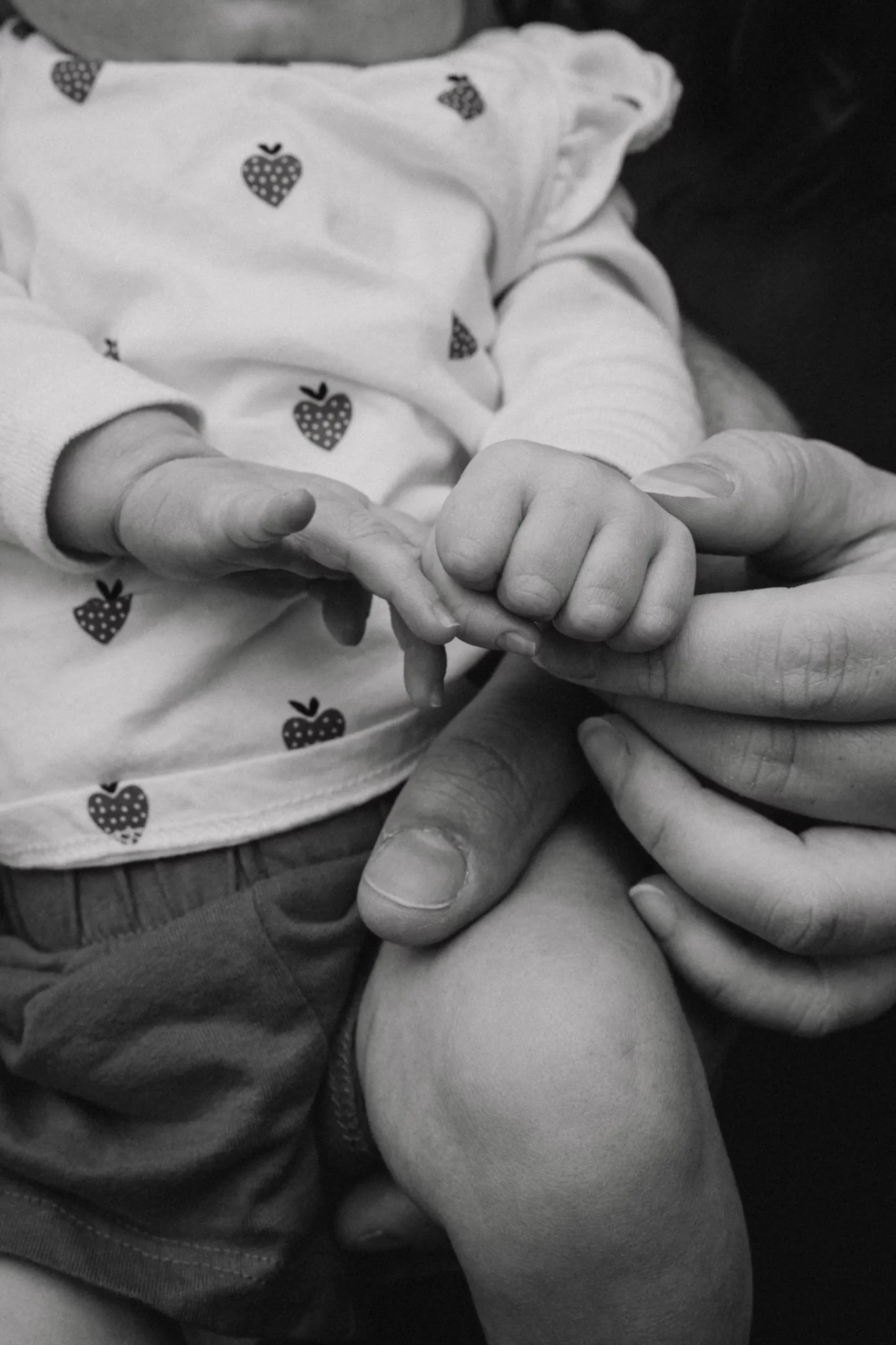 photo focus des mains du bébé